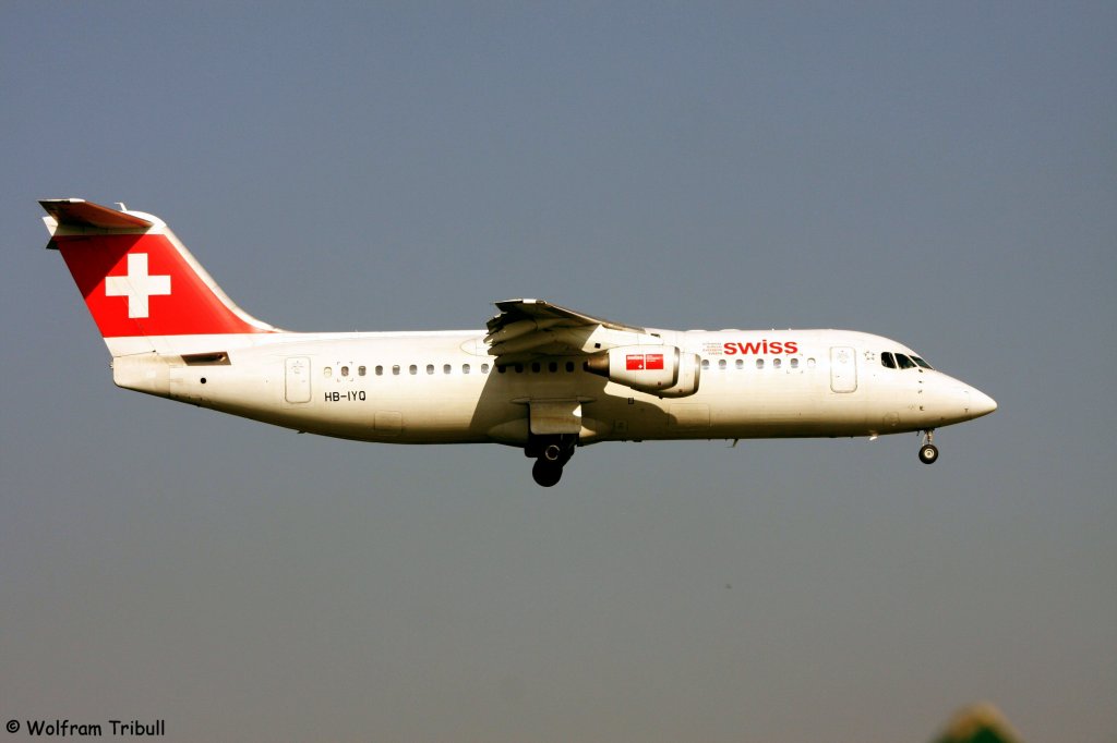 Eine 146 Avro RJ-100 von SWISS EUROPEAN AIRLINES mit der Kennung HB-IYQ aufgenommen am 03.10.2011 auf dem Flughafen Zrich