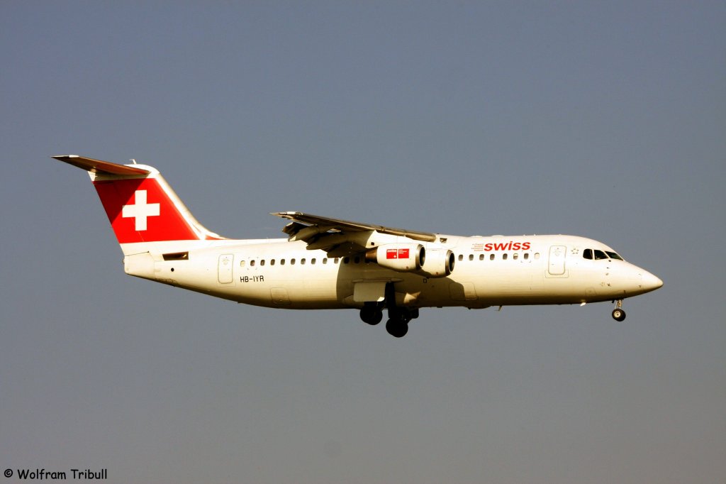 Eine 146 Avro RJ-100 von SWISS EUROPEAN AIRLINES mit der Kennung HB-IYR aufgenommen am 03.10.2011 auf dem Flughafen Zrich