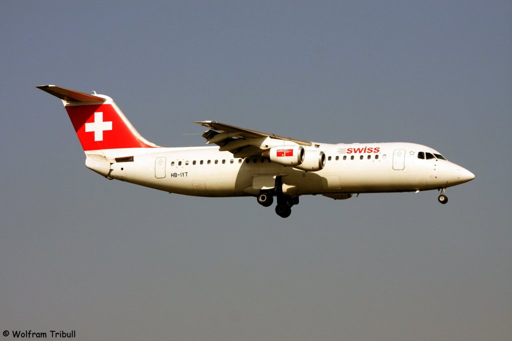 Eine 146 Avro RJ-100 von SWISS EUROPEAN AIRLINES mit der Kennung HB-IYT aufgenommen am 03.10.2011 auf dem Flughafen Zrich