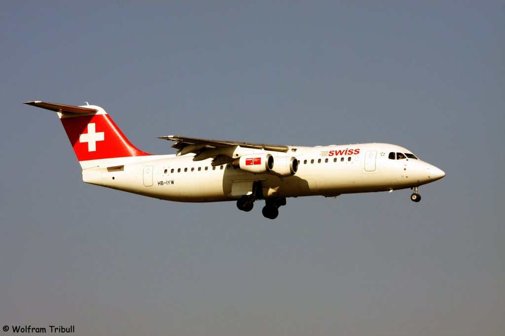 Eine 146 Avro RJ-100 von SWISS EUROPEAN AIRLINES mit der Kennung HB-IYW aufgenommen am 03.10.2011 auf dem Flughafen Zrich