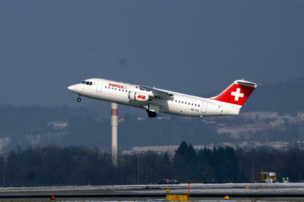 Eine 146 Avro RJ-100 von Swiss European Airlines mit der Kennung HB-IYQ aufgenommen am 16.02.2010 am Zricher Flughafen.