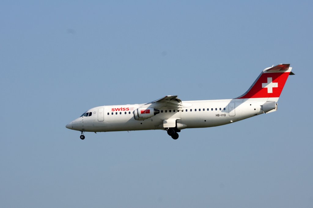 Eine 146 Avro RJ-100 von Swiss European Airlines mit der Kennung HB-IYQ mit dem Taufnamen Piz Buin (3.312m) aufgenommen am 22.05.2010 auf dem Flughafen Frankfurt am Main