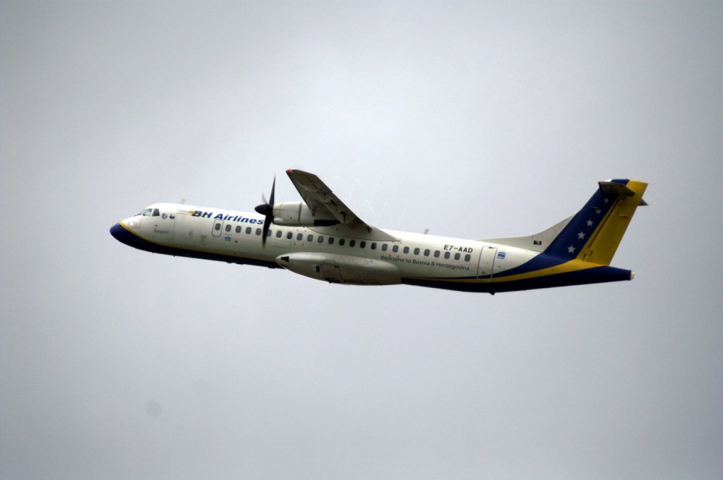 Eine Aerospatiale ATR 72-212 von BH Airlines mit der Kennung E7-AAD aufgenommen am 28.03.2010 auf dem Flughafen Zrich.