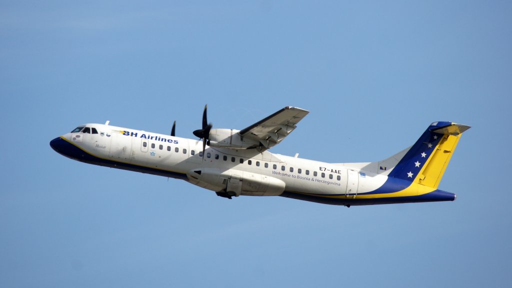 Eine Aerospatiale ATR 72-212 von BH Airlines mit der Kennung E7-AAE aufgenommen am 03.10.2010 auf dem Flughafen Zrich.