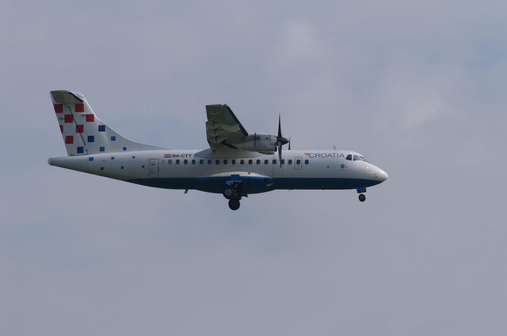 Eine ATR 42-300 von Croatia Airlines mit der Kennung 9A-CTT aufgenommen am 15.09.2007 auf dem Flughafen Zrich