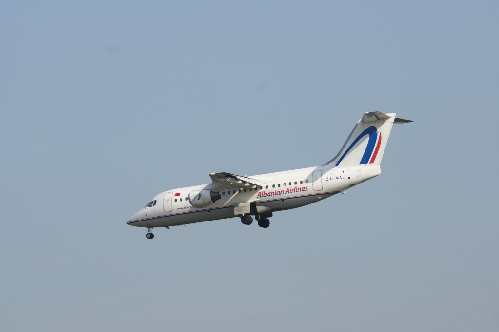 Eine BAe 146-200 von Albanian Airlines mit der Kennung ZA-MAL mit dem aufgenommen am 22.05.2010 auf dem Flughafen Frankfurt am Main