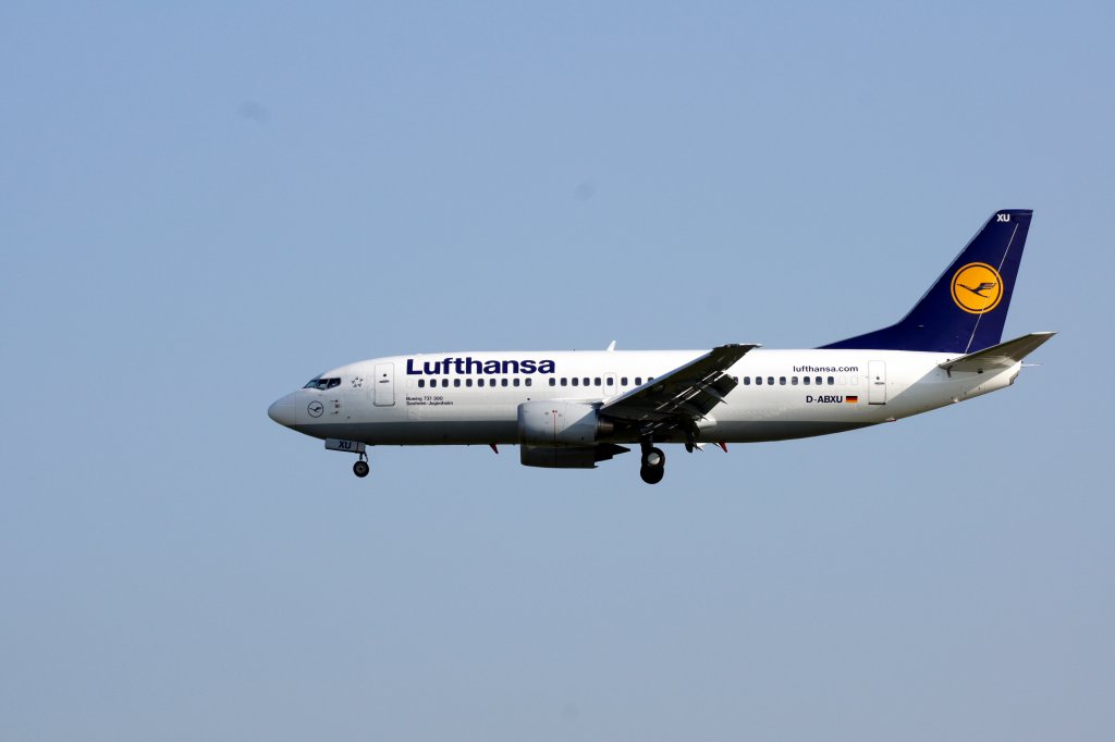 Eine Boeing 737-330 von Lufthansa mit der Kennung D-ABXU aufgenommen am 22.05.2010 auf dem Flughafen Frankfurt am Main