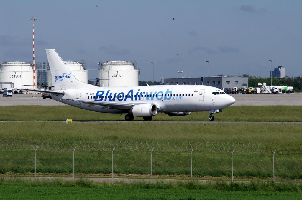 Eine Boeing 737-33A von  Blue Air mit der Kennung YR-BAA aufgenommen am 30.05.2009 auf dem Flughafen Stuttgart
