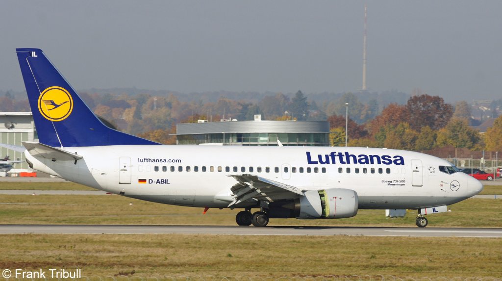 Eine Boeing 737-530 von Lufthansa mit der Kennung D-ABIL aufgenommen am 31.10.2011 auf dem Flughafen Stuttgart 