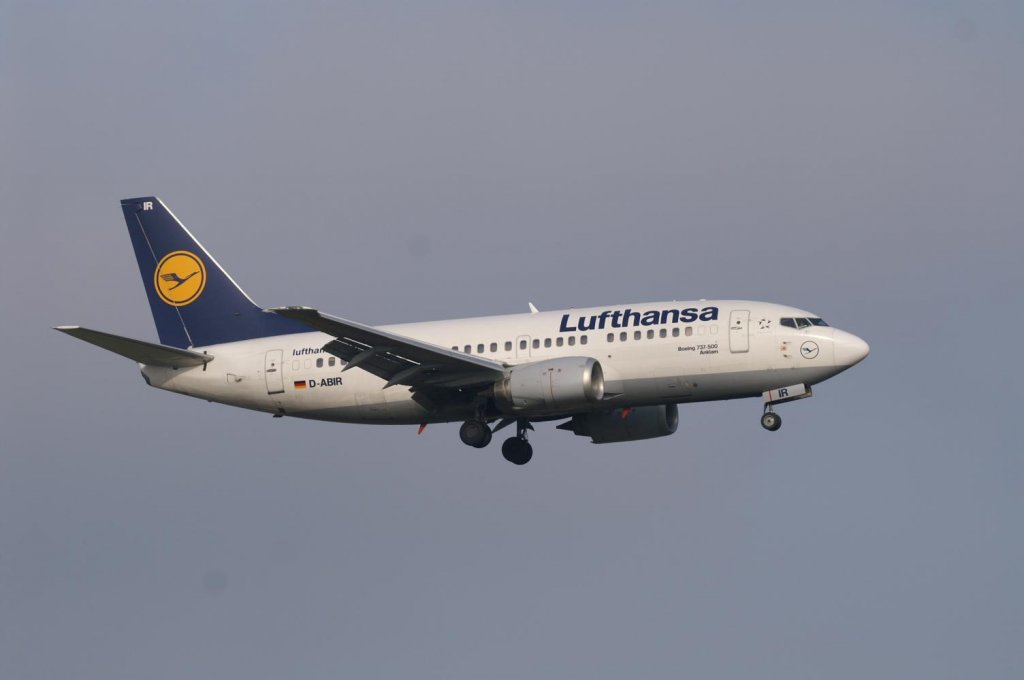 Eine Boeing 737-530 von Lufthansa mit der Kennung D-ABIR aufgenommen am 23.01.2010 auf dem Flughafen Zrich