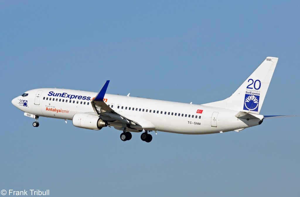 Eine Boeing 737-8BK der Sun Express mit der Kennung TC-SNM aufgenommen am 01.11.11 auf dem Flughafen Stuttgart  