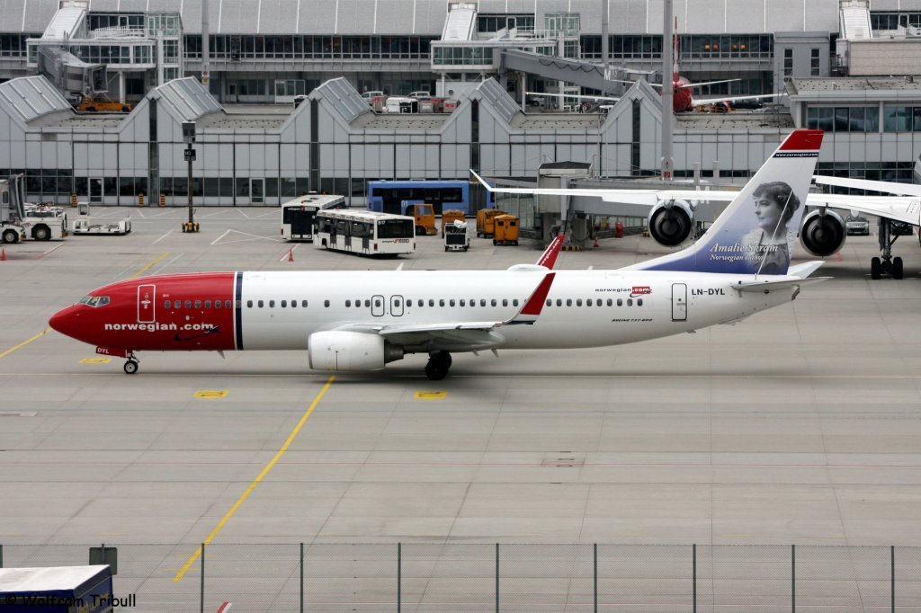 Eine Boeing 737-8JP Winglets von Norwegian Air Shuttle mit der Kennung LN-DYL aufgenommen am 24.06.2011 auf dem Flughafen Mnchen