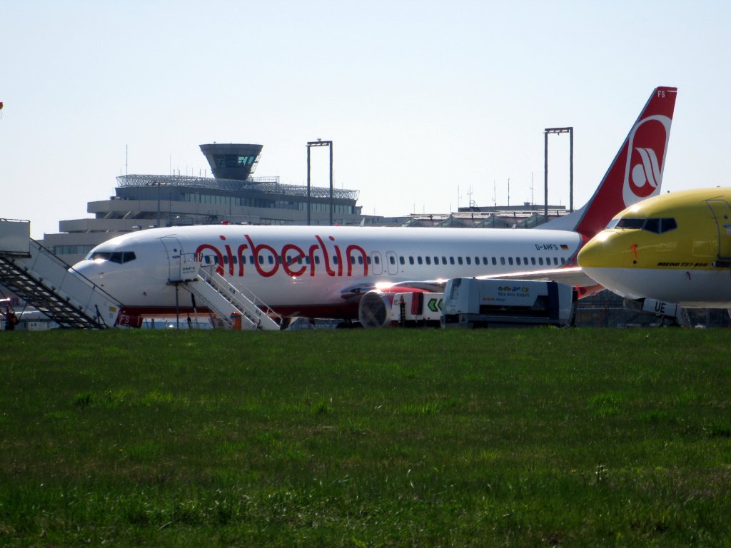 Eine Boeing 737-8K5/W von Air Berlin mit der Kennung D-AHFS aufgenommen am 17.04.10 am Flughafen Kln-Bonn