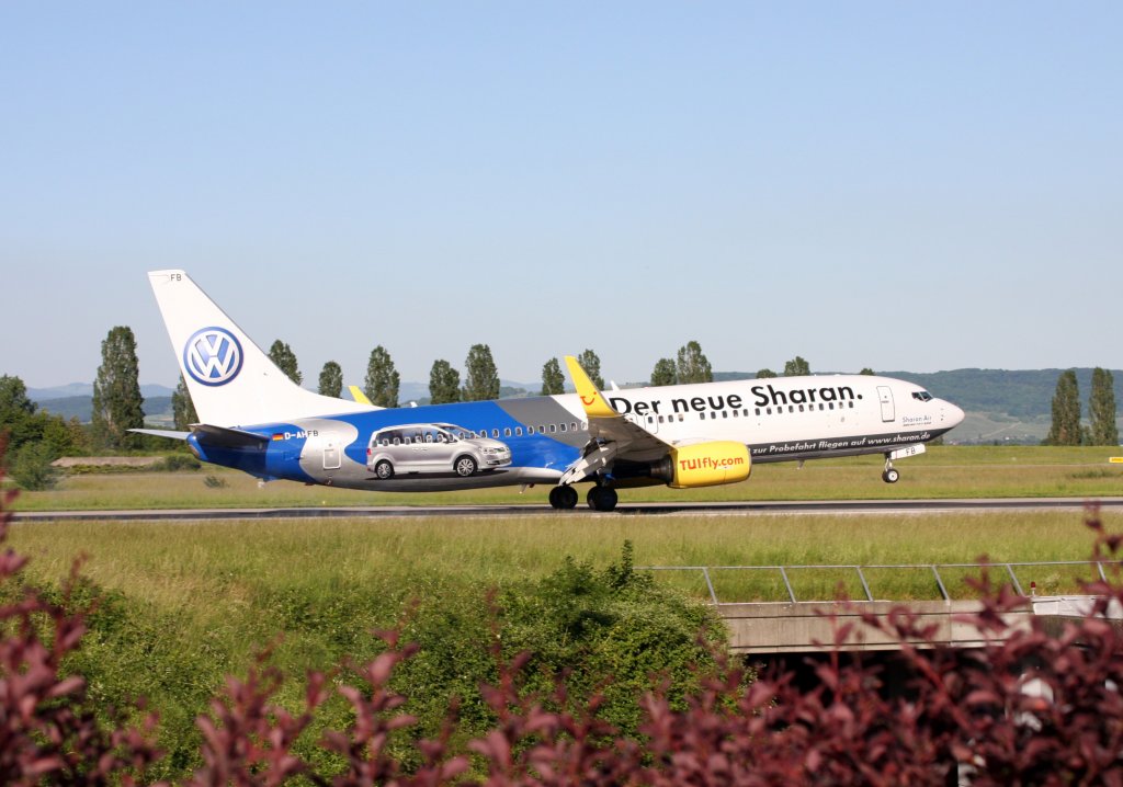 Eine BOEING 737-8K5/W mit der Kennung D-AHFB fliegt in der Sonderlackierung von VW der neue Sharan als Sharan Air aufgenommen am 05.06.2010 auf dem EuroAirport Basel-Mhlhausen-Freiburg