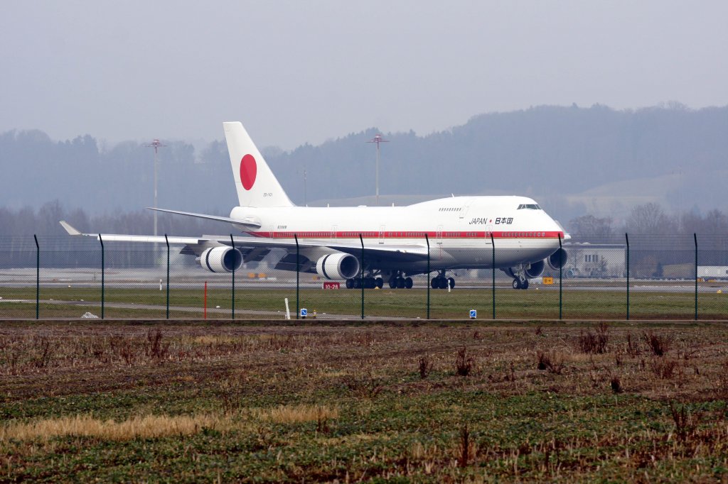 Eine Boeing 747-47C der Japan Air Force mit der Kennung 20-1101 aufgenommen am 29.01.2011 beim WEF auf dem Flughafen Zrich
