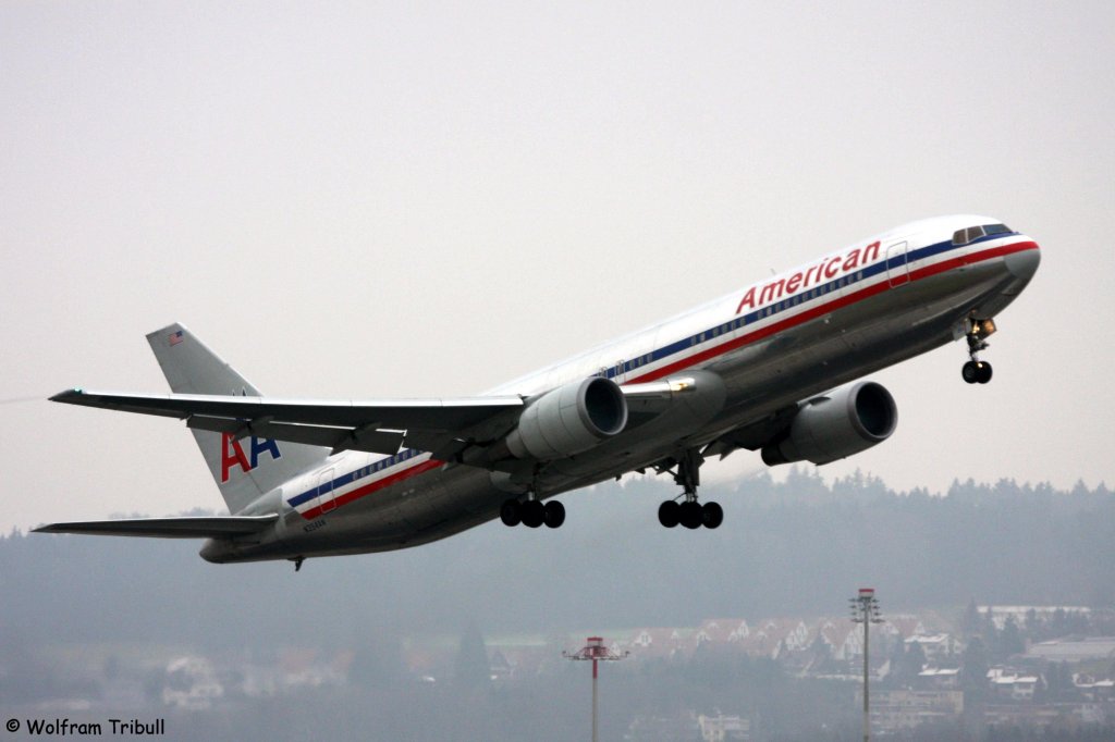 Eine Boeing 767-323ER von American Airlines mit der Kennung N394AN aufgenommen am 29.01.2011 auf dem Flughafen Zrich