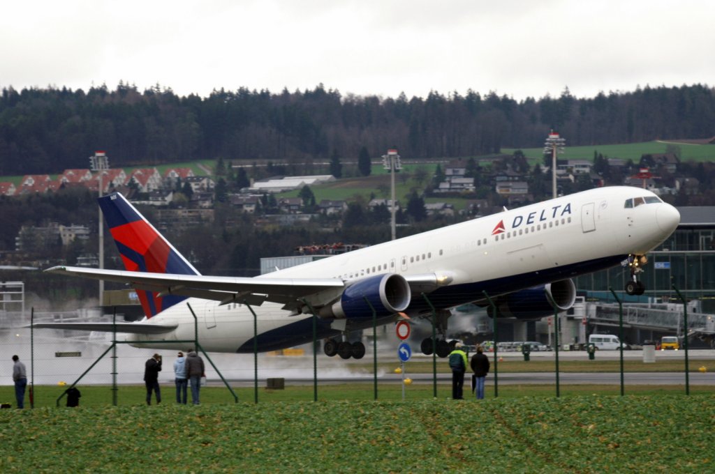 Eine Boeing 767-332ER von Delta Airlines mit der Kennung N1605 aufgenommen am 28.03.2010 am Zricher Flughafen.