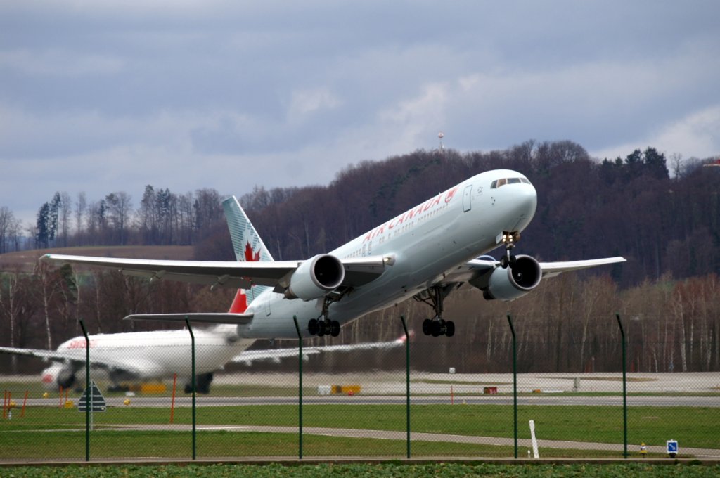 Eine Boeing 767-36NER von Air Canada mit der Kennung C-GHLT aufgenommen am 28.03.2010 auf dem Flughafen Zrich