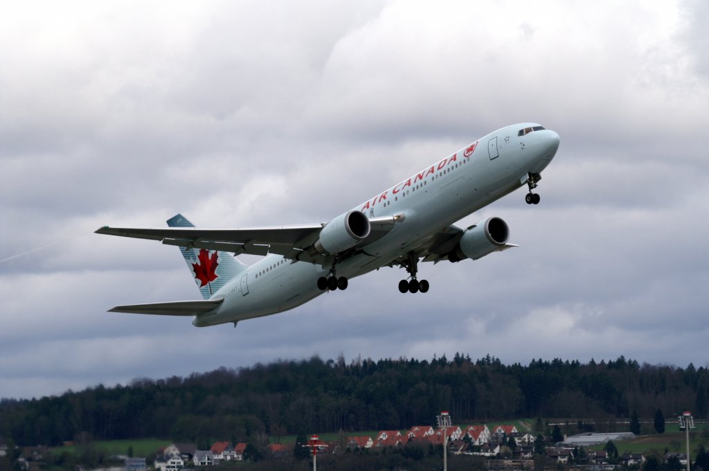 Eine Boeing 767-36NER von Air Canada mit der Kennung C-GHLT aufgenommen am 28.03.2010 auf dem Flughafen Zrich