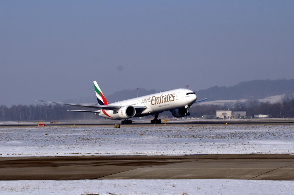 Eine Boeing 777-31HER von Emirates Airline mit der Kennung A6-ECW  aufgenommen am 16.02.2010 am Zricher Flughafen.