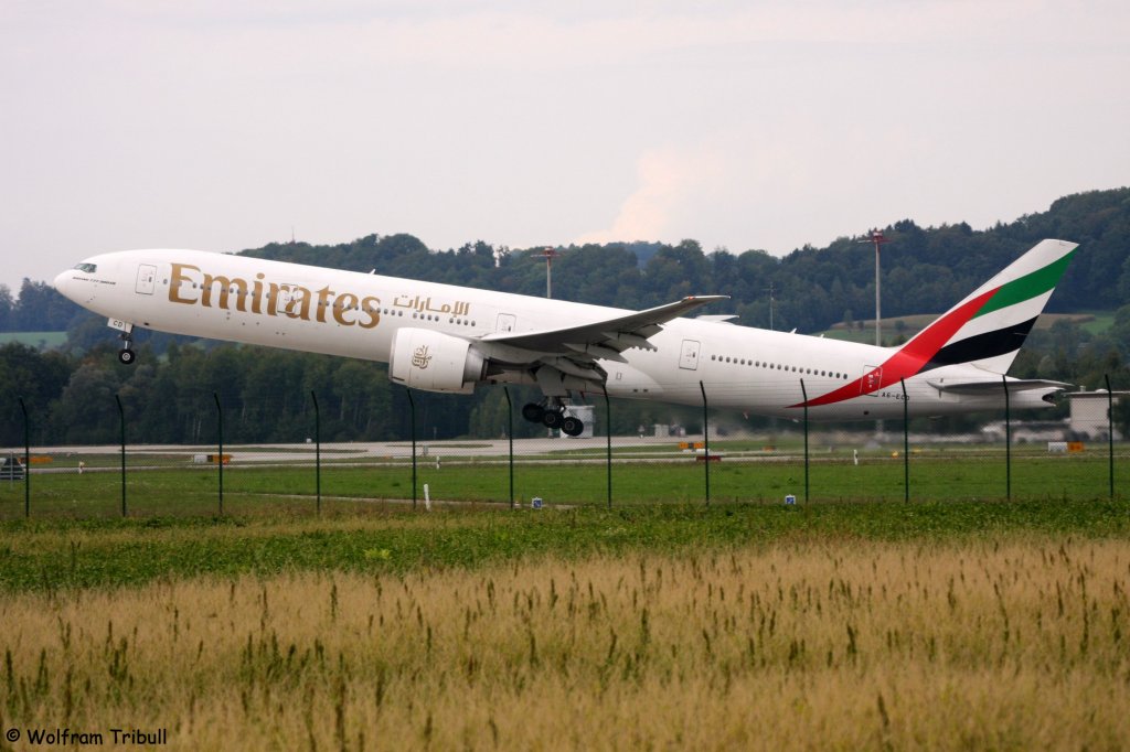 Eine Boeing 777-36NER von EMIRATES AIRLINE mit der Kennung A6-ECD aufgenommen am 17.09.2011 auf dem Flughafen Zrich