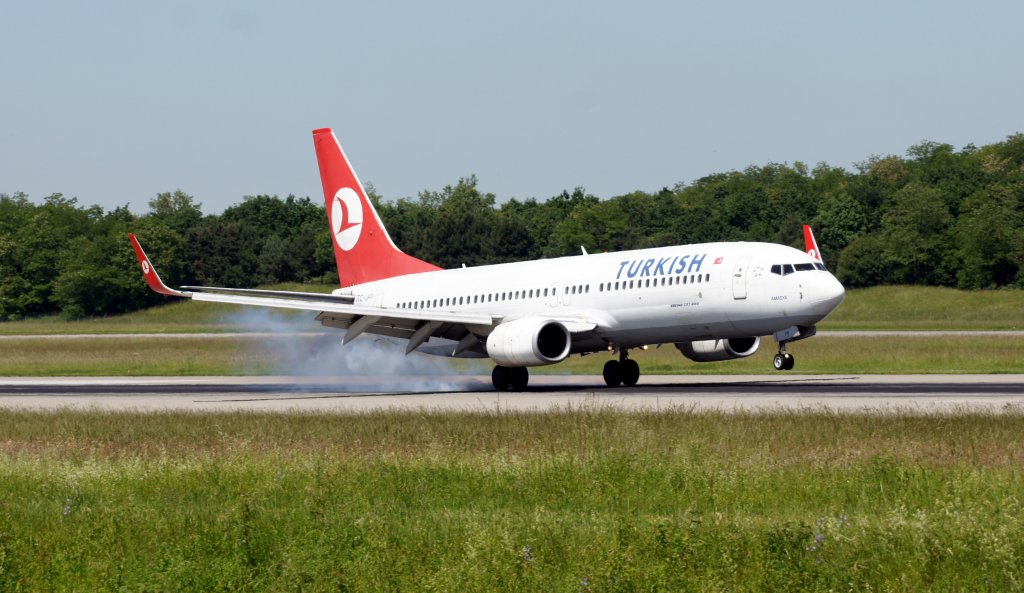 Eine Boeing B 737-8F2 der Turkish Airlines mit der Kennung TC-JFP (Taufname Amasya) aufgenommen am 05.06.2010 auf dem Flughafen Basel-Mlhausen-Freiburg (BSL)