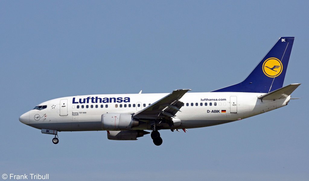 Eine Boeing B737-530 von Lufthansa mit der Kennung D-ABIK mit dem Taufnamen Rastatt aufgenommen am 22.05.2010 auf dem Flughafen Frankfurt am Main 