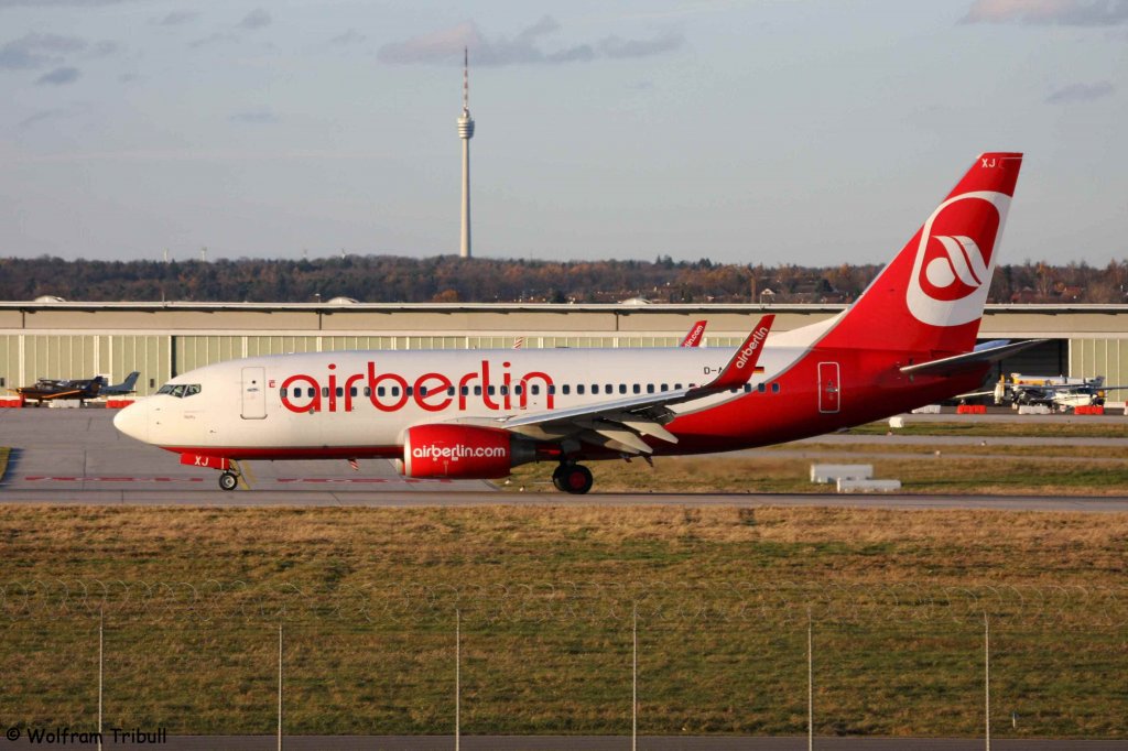 Eine Boeing B737-7K5/W von AIR BERLIN mit der Kennung D-AHXJ aufgenommen am 14.11.2010 auf dem Flughafen Stuttgart - Flugzeugdaten: 