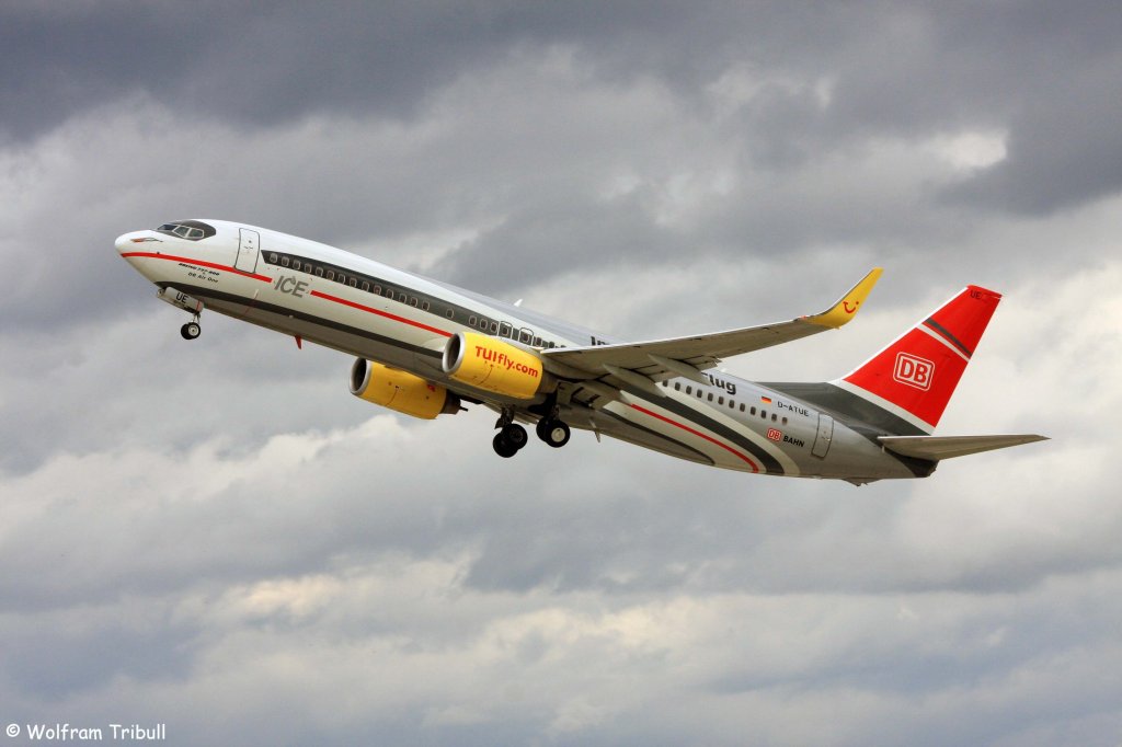 Eine Boeing B737-8K5/W von TUIfly mit der Kennung D-ATUE aufgenommen am 03.10.2012 am Flughafen Stuttgart