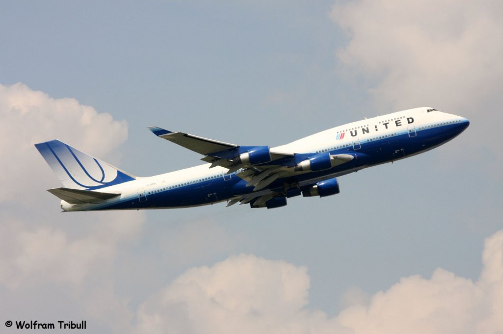 Eine Boeing B747-422 von UNITED AIRLINES mit der Kennung N122UA aufgenommen am 22.05.2010 auf dem Flughafen Frankfurt am Main - Flugzeugdaten: 