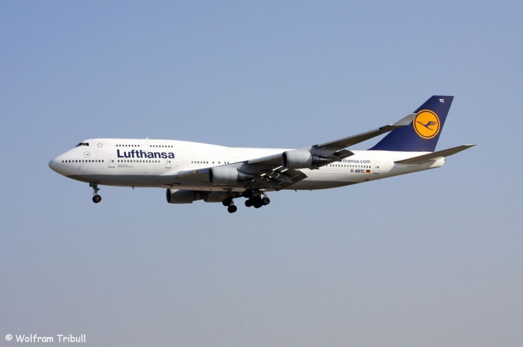 Eine Boeing B747-430 von Lufthansa mit der Kennung D-ABTC und dem Taufnamen Mecklenburg-Vorpommern aufgenommen am 22.05.2010 auf dem Flughafen Frankfurt am Main