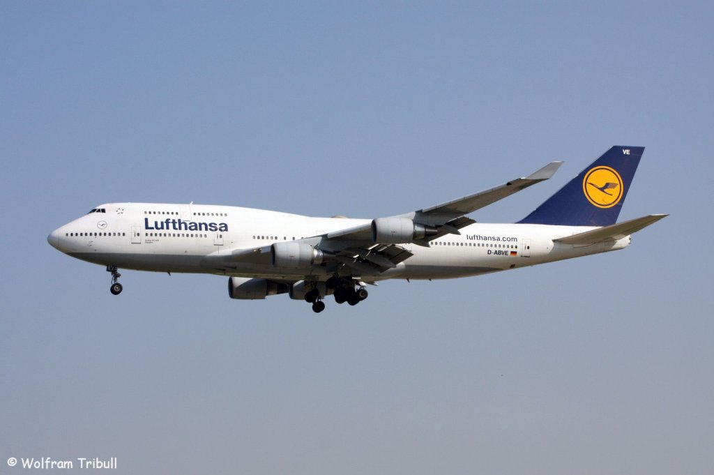 Eine Boeing B747-430 von Lufthansa mit der Kennung D-ABVE und dem Taufnamen Potsdam aufgenommen am 22.05.2010 auf dem Flughafen Frankfurt am Main