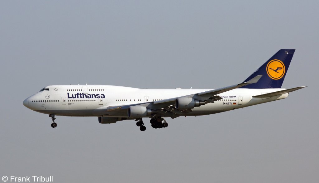 Eine Boeing B747-430 von Lufthansa mit der Kennung D-ABTL und dem Taufnamen Dresden aufgenommen am 22.05.2010 auf dem Flughafen Frankfurt am Main 