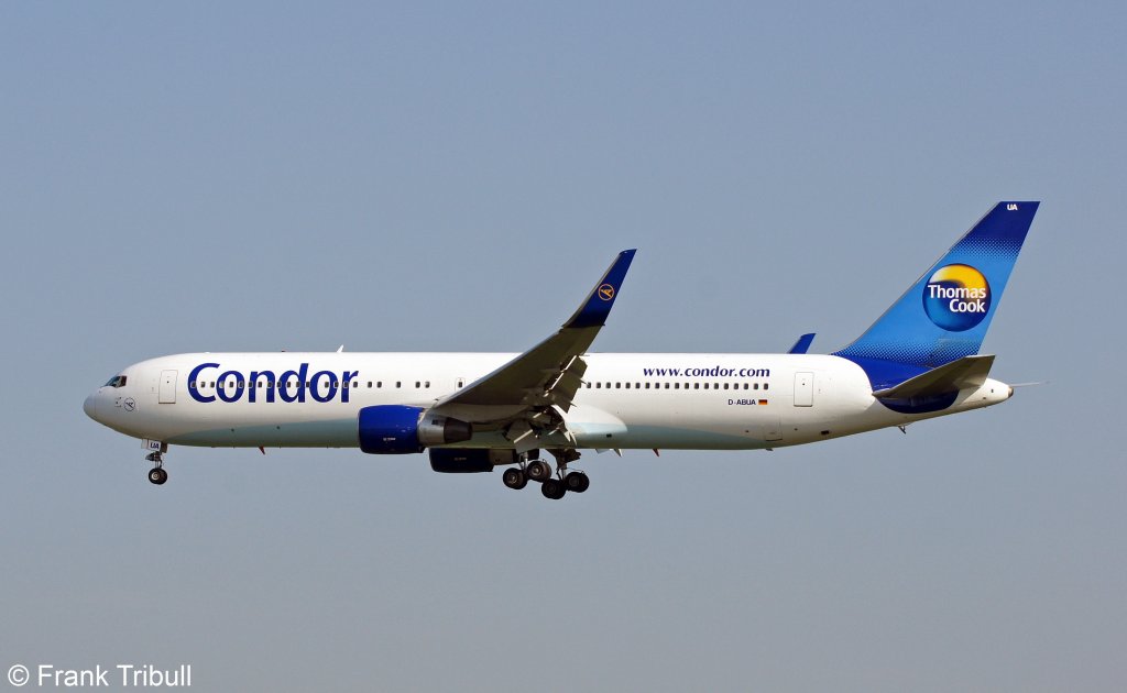 Eine Boeing B767-330ER von Condor mit der Kennung D-ABUA aufgenommen am 22.05.2010 auf dem Flughafen Frankfurt am Main 