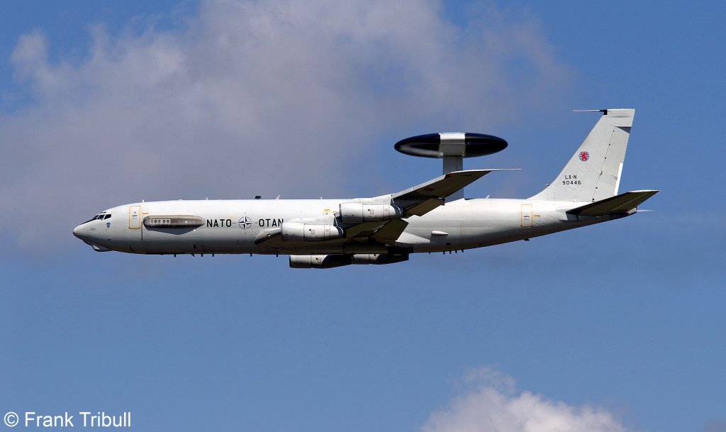 Eine Boeing E-3B Sentry NATO AWACS mit der Kennung LX-N90446