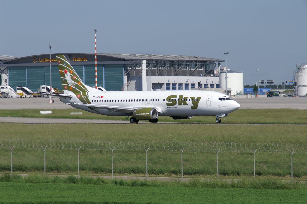 Eine BOEING Typ: 737-49R der Sky Airlines mit der Kennung TC-SKM aufgenommen am 30.05.09 am Stuttgarter Flughafen. 