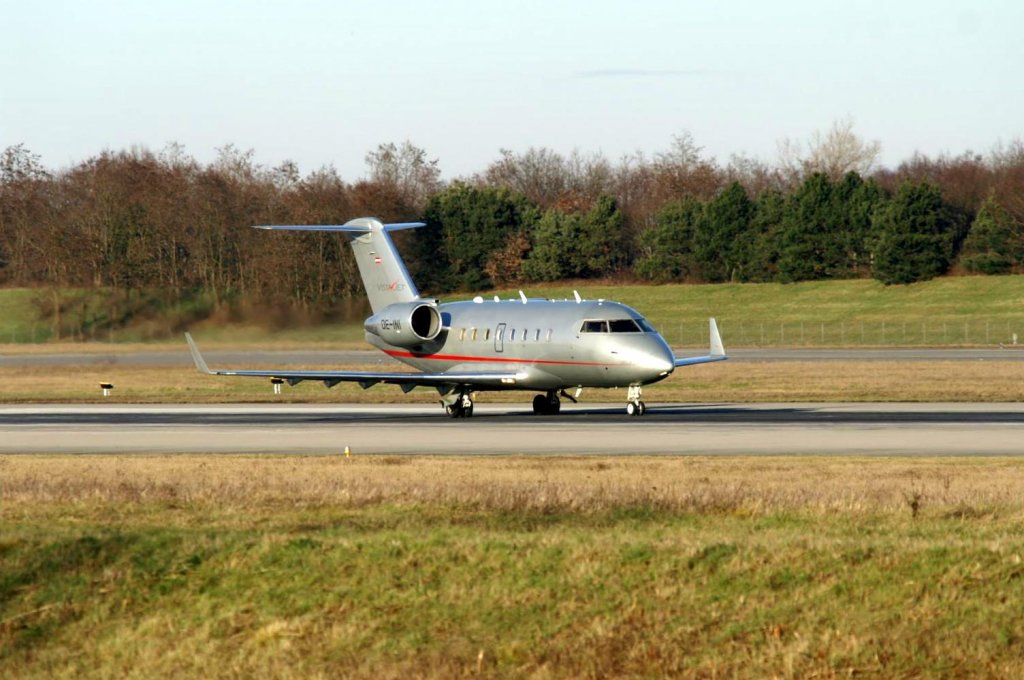 Eine Bombardier (Canadair) CL-600-2B16 Challenger 604 von VistaJet mit der Kennung OE-INI aufgenommen am 03.01.2009 auf dem EuroAirport Basel-Mhlhausen-Freiburg