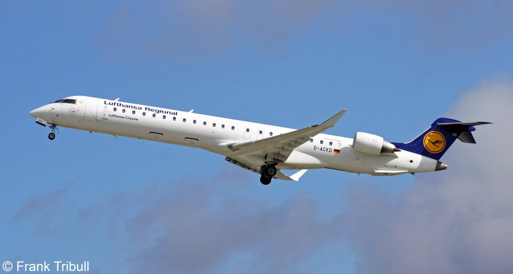 Eine Bombardier Inc CL-600-2D24 CRJ-900 von Lufthansa CityLine mit der Kennung D-ACKD aufgenommen am 18.05.2013 auf dem Flughafen Stuttgart  