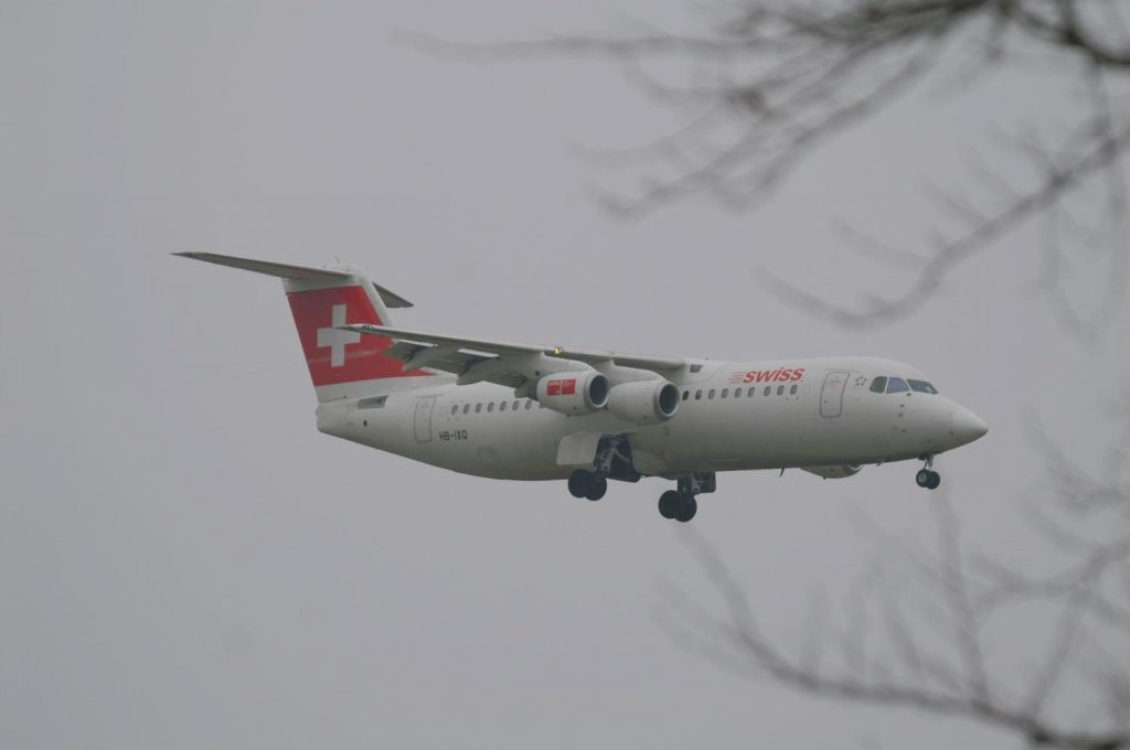 Eine British Aerospace Avro 146 RJ-100 von Swiss European Airlines mit der Kennung HB-IXO aufgenommen am 23.01.2010 auf dem Flughafen Zrich