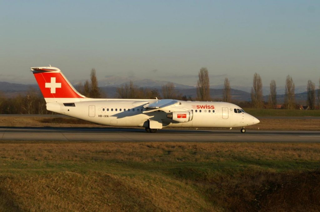 Eine British Aerospace Avro 146 RJ-100 von Swiss European Airlines mit der Kennung HB-IXN aufgenommen am 03.01.2009 auf dem EuroAirport Basel-Mhlhausen-Freiburg