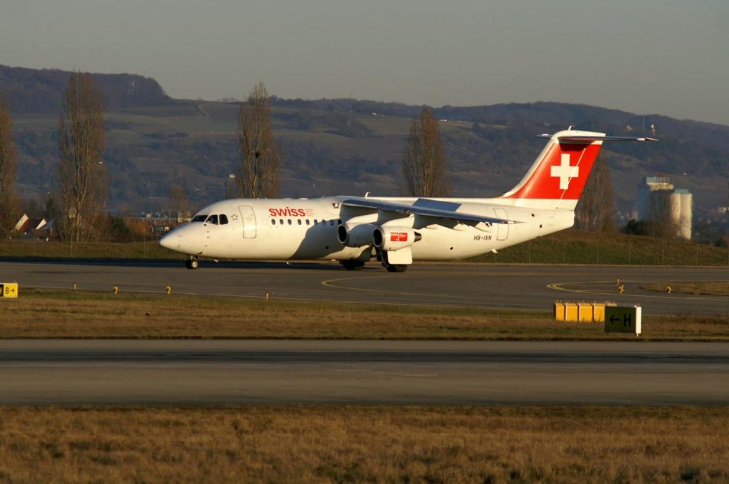 Eine British Aerospace Avro 146 RJ-100 von Swiss European Airlines mit der Kennung HB-IXN aufgenommen am 03.01.2009 auf dem EuroAirport Basel-Mhlhausen-Freiburg