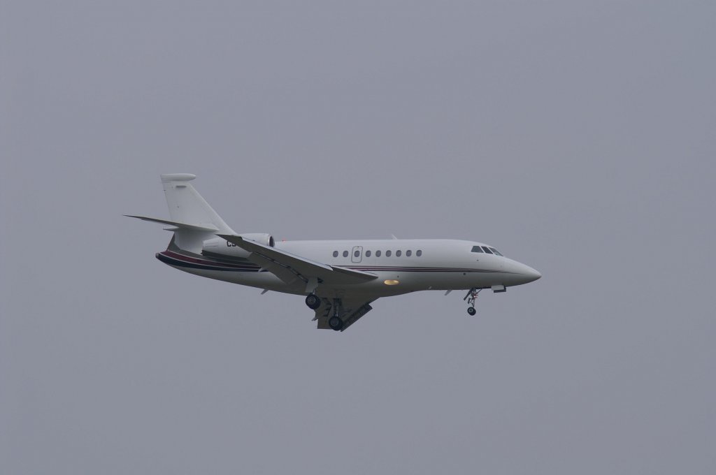 Eine Dassault Falcon 2000 von NetJets Transportes Aereos mit der Kennung CS-DFC aufgenommen am 04.04.2009 am Zricher Flughafen.