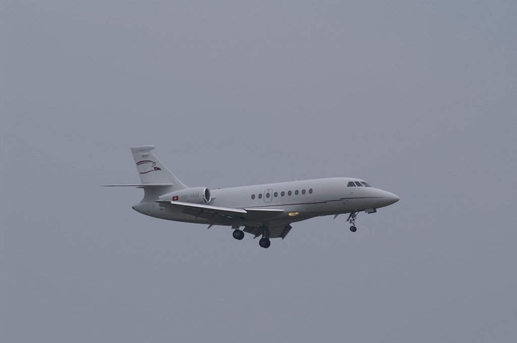 Eine Dassault Falcon 2000EX von Cat Aviation AG mit der Kennung HB-IAU aufgenommen am 04.04.2009 auf dem Flughafen Zrich