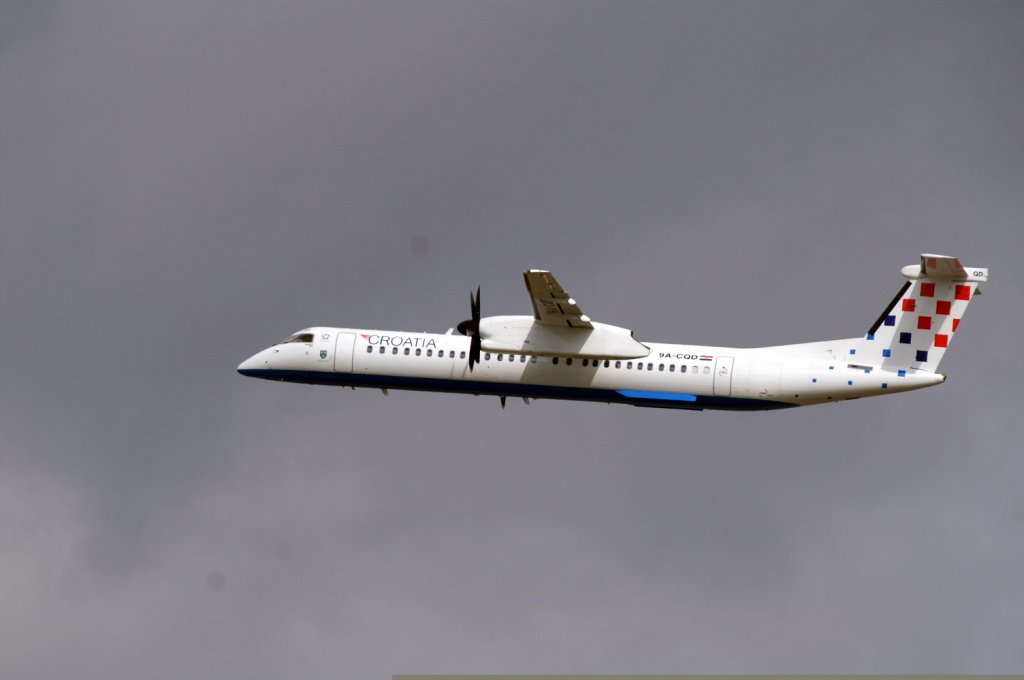 Eine De Havilland Canada DHC-8-402 Dash 8 von Croatia Airlines mit der Kennung 9A-CQD aufgenommen am 28.03.2010 auf dem Flughafen Zrich.