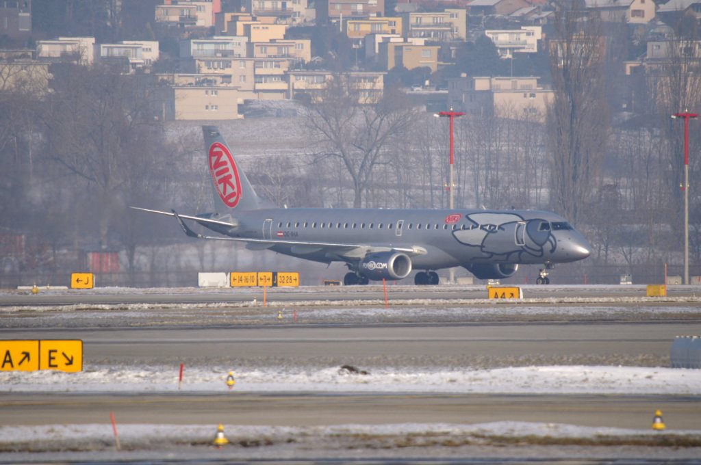 Eine EMBRAER ERJ-190LR von flyNiki mit der Kennung OE-IHA aufgenommen am 16.02.2010 am Zricher Flughafen.