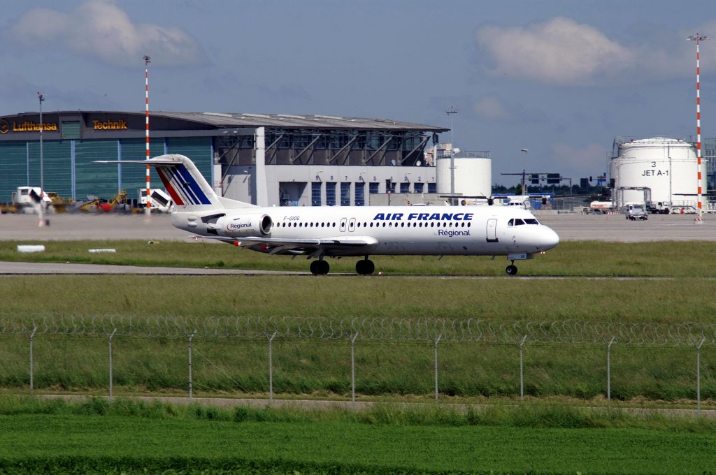Eine Fokker 100 von Air France Regional mit der Kennung F-GIOG aufgenommen am 30.05.2009 auf dem Flughafen Stuttgart