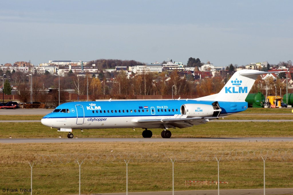 Eine Fokker 70 (F28-0070) von KLM CityHopper mit der Kennung PH-KZD aufgenommen am 14.11.2010 auf dem Flughafen Stuttgart