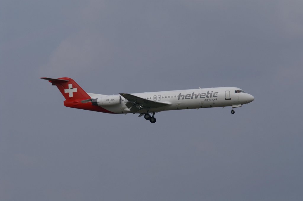 Eine Fokker F-100 von Helvetic Airways mit der Kennung HB-JVC aufgenommen am 04.04.2009 auf dem Flughafen Zrich