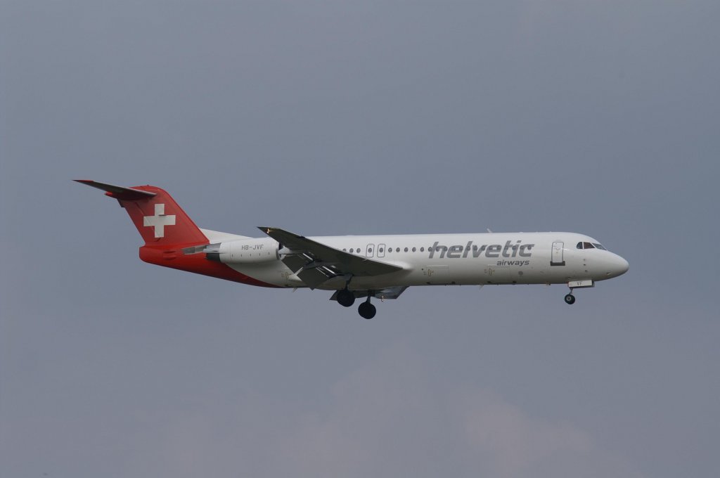 Eine Fokker F-100 von Helvetic Airways mit der Kennung HB-JVF aufgenommen am 04.04.2009 auf dem Flughafen Zrich