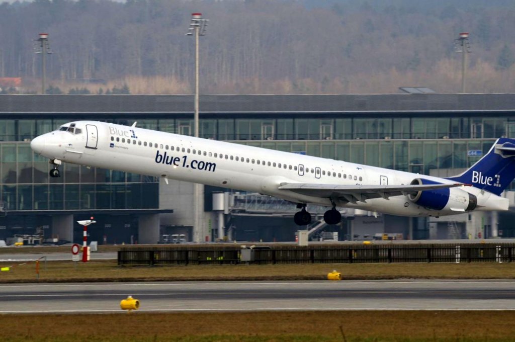 Eine McDonnell Douglas MD-90-30	von Blue 1 mit der Kennung OH-BLU aufgenommen am 23.01.2010 am Zricher Flughafen.